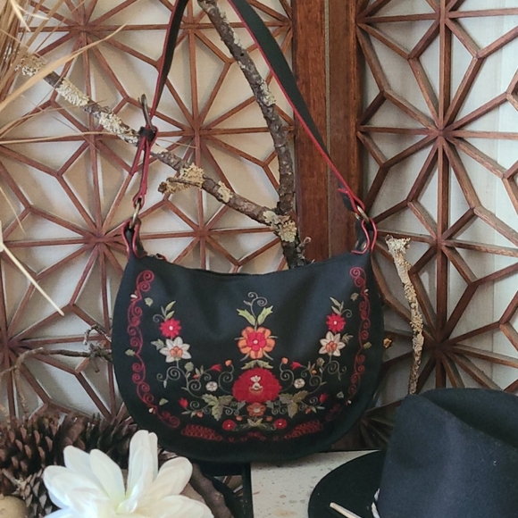 BEAUTIFUL BLACK EMBROIDERED ZIP TOP HANDBAG.MULTI - Picture 15 of 16